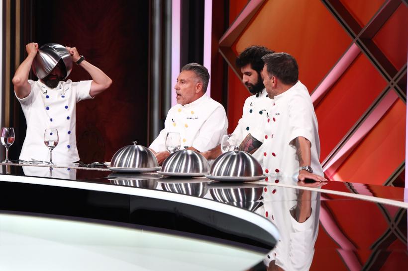 Amuleta care le impune concurenților să gătească legați la mâini aterizează diseară la Chefi la cuțite. Iar un conflict puternic între Chefi agită jurizarea probei individuale 18985555