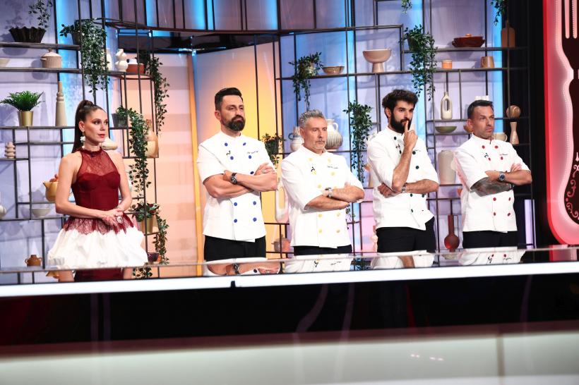Amuleta care le impune concurenților să gătească legați la mâini aterizează diseară la Chefi la cuțite. Iar un conflict puternic între Chefi agită jurizarea probei individuale 18985559