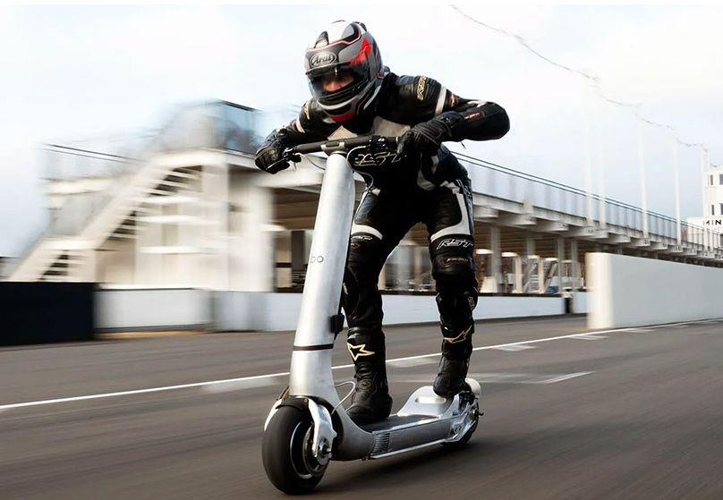 De azi poți lua amendă dacă circuli cu trotineta sau bicicleta electrică fără RCA