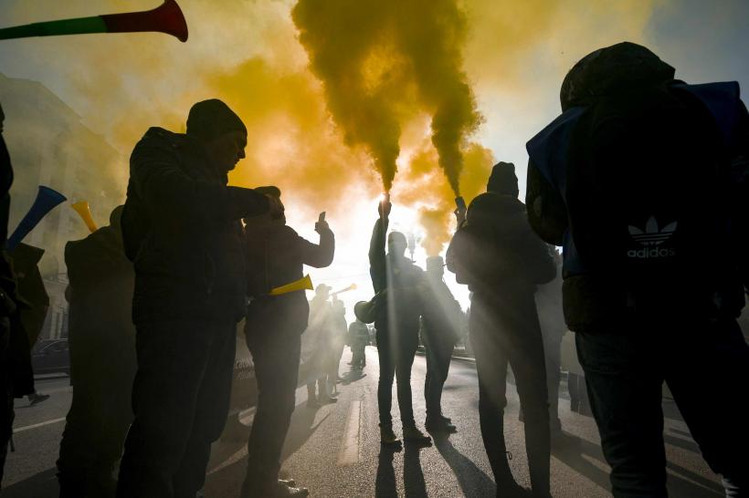 După polițiști, nici militarii nu se mai pot pensiona anticipat 18985565