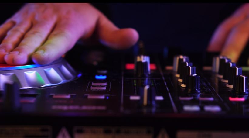 Au compus pentru Armin van Buuren și David Guetta, acum o fac pentru ei și au cucerit lumea: Cum „sună” primul album de dance românesc