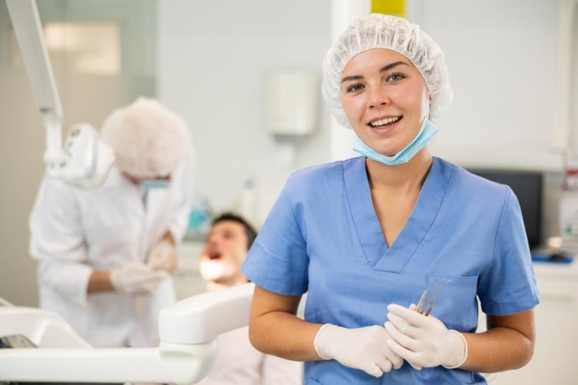 Ce materiale sunt ideale pentru costumele medicale de zi cu zi?