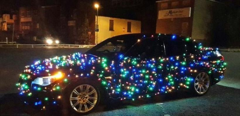 Pericol major în trafic: Amenzi URIAȘE pentru șoferii care își împodobesc mașinile de sărbători 