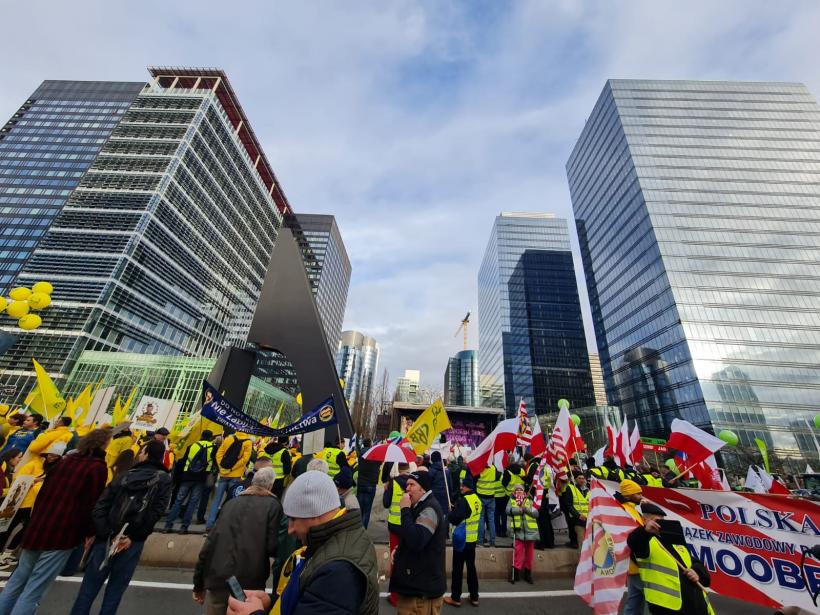 Protest masiv al fermierilor la Bruxelles: tractoare pe străzi și avertismente dure privind Acordul UE–Mercosur. Macron: „Franța nu va semna în forma actuală”