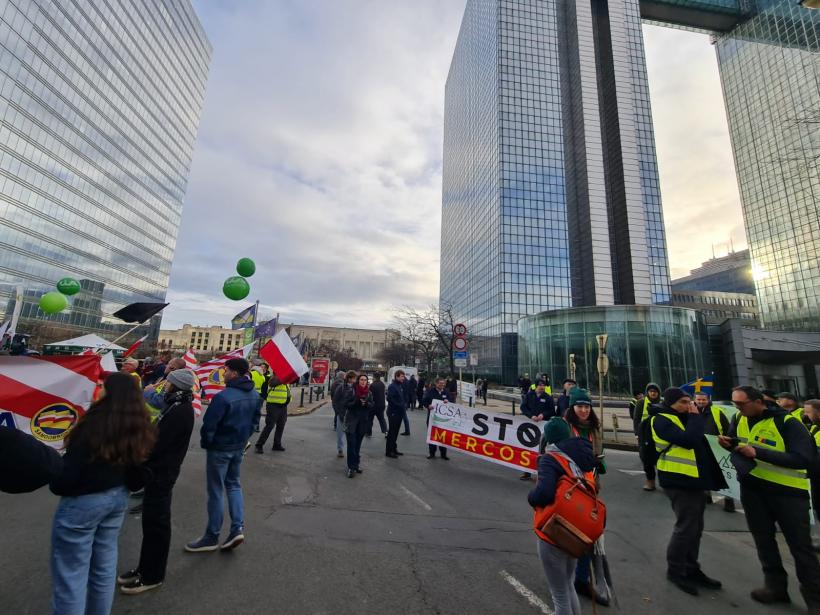 Protest masiv al fermierilor la Bruxelles: tractoare pe străzi și avertismente dure privind Acordul UE–Mercosur. Macron: „Franța nu va semna în forma actuală” 18986257
