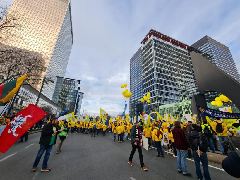 Protest masiv al fermierilor la Bruxelles: tractoare pe străzi și avertismente dure privind Acordul UE–Mercosur. Macron: „Franța nu va semna în forma actuală” 18986258