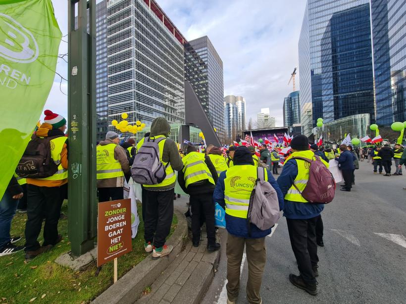 Protest masiv al fermierilor la Bruxelles: tractoare pe străzi și avertismente dure privind Acordul UE–Mercosur. Macron: „Franța nu va semna în forma actuală” 18986260
