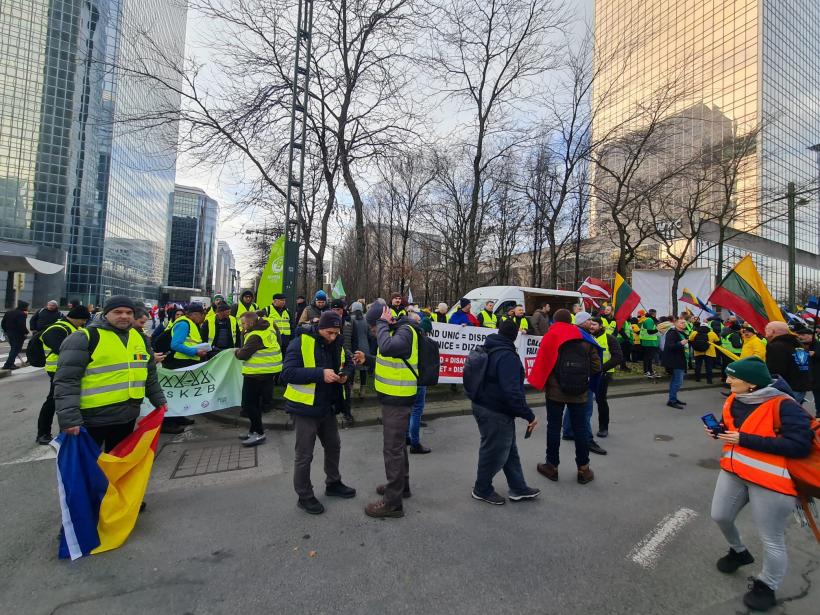 Protest masiv al fermierilor la Bruxelles: tractoare pe străzi și avertismente dure privind Acordul UE–Mercosur. Macron: „Franța nu va semna în forma actuală” 18986261