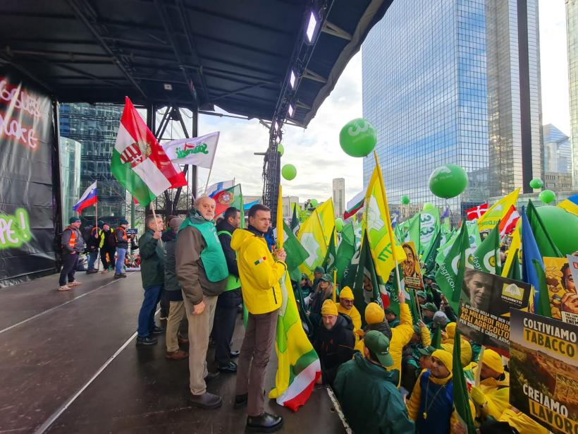 Protest masiv al fermierilor la Bruxelles: tractoare pe străzi și avertismente dure privind Acordul UE–Mercosur. Macron: „Franța nu va semna în forma actuală” 18986265