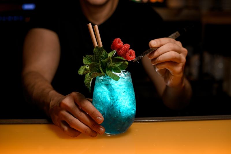 Cum să-ți faci propriul bar acasă: cele mai bune instrumente pentru cocktailuri