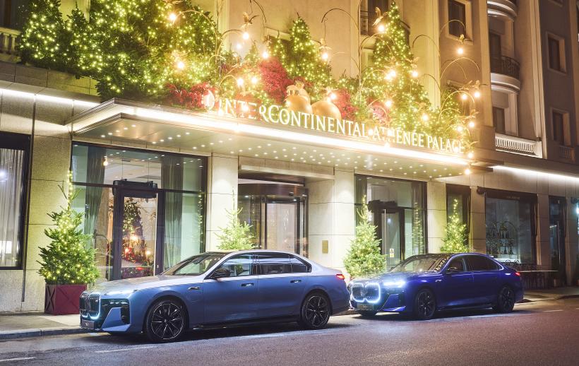 Doar 4 pe pământ, 3 în România: The 7, în frac și smoking