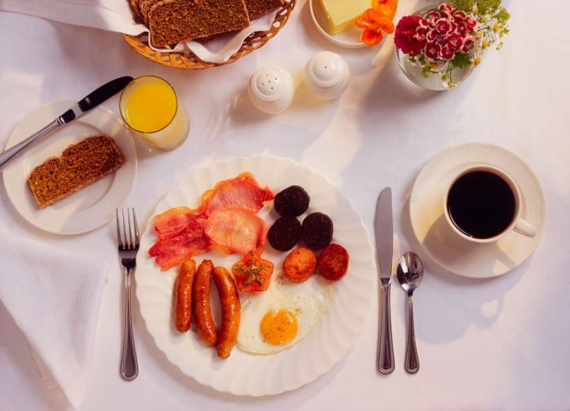 Greșeala pe care o faci dimineața și care îți distruge colesterolul. Medicii trag un semnal de alarmă