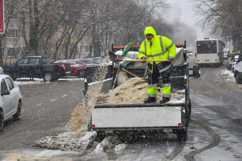Bucureștiul s-a pregătit pentru primele ninsori. 512 utilaje și aproape 2.500 de oameni vor asigura deszăpezirea în această iarnă