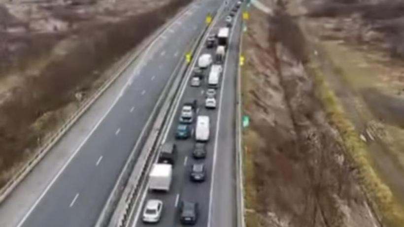 Coloană de 11 kilometri pe A1, din cauza numărului mare de autovehicule care intră în țară