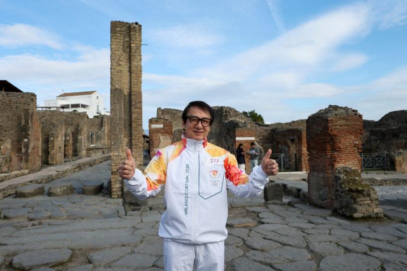 Jackie Chan a purtat flacăra olimpică prin ruinele orașului Pompeii 18986970