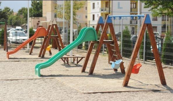 Primăria condusă de Emil Boc începe al doilea an al crizei cu o cumpărătură de 4 milioane de euro, „sparți” pe aparate pentru locurile de joacă