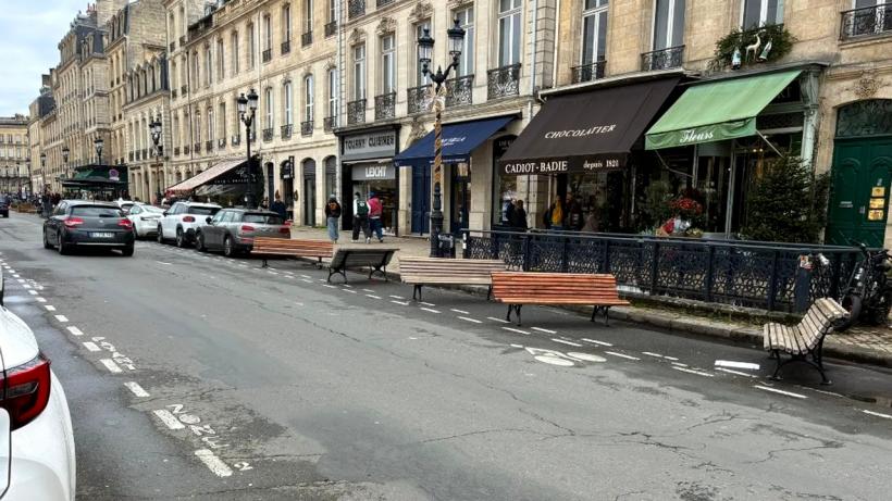 Dorel prezent și în Franța. Bănci, montate pe o stradă din Bordeaux, peste locurile în care parchează mașinile
