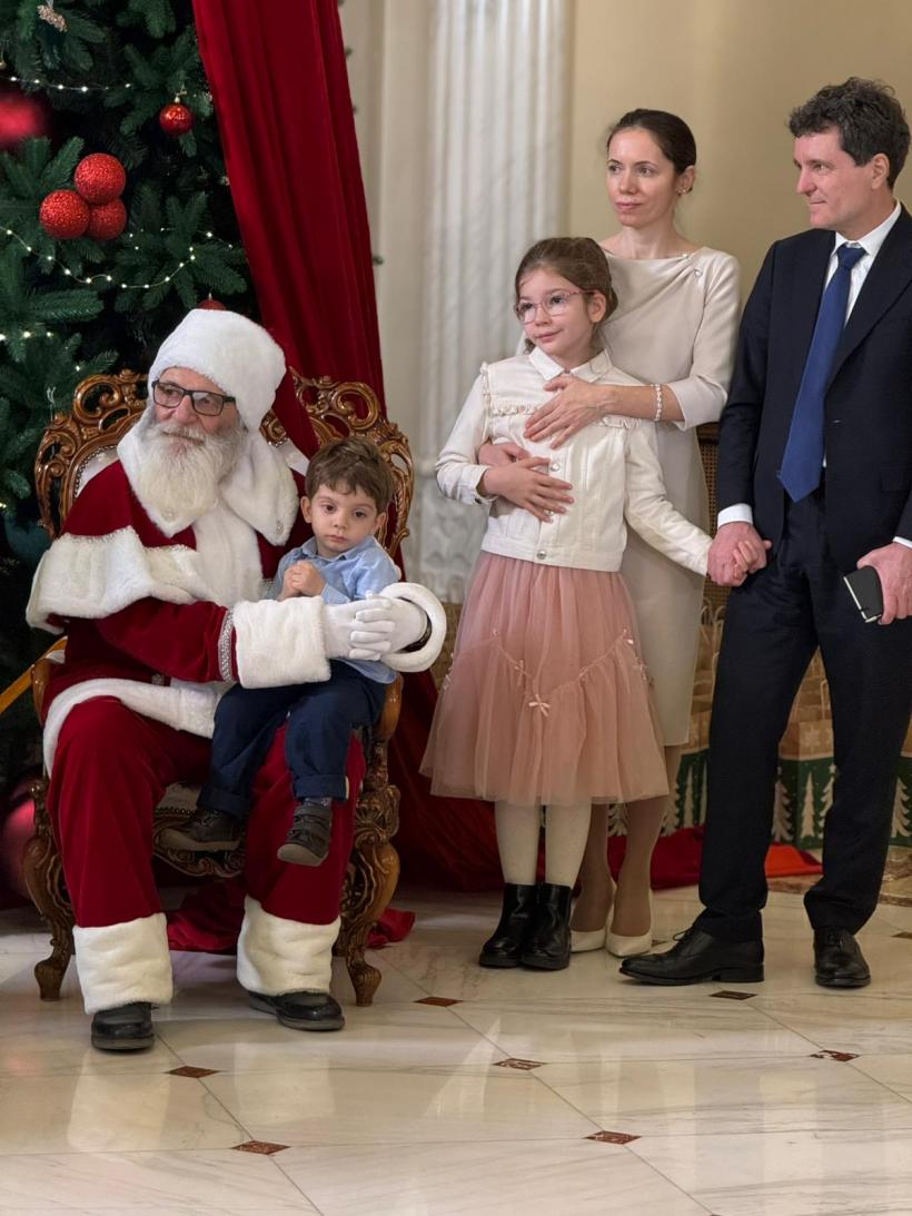 Nicușor Dan și familia au primit colindători la Cotroceni. Imaginile care au emoționat internetul 18987193