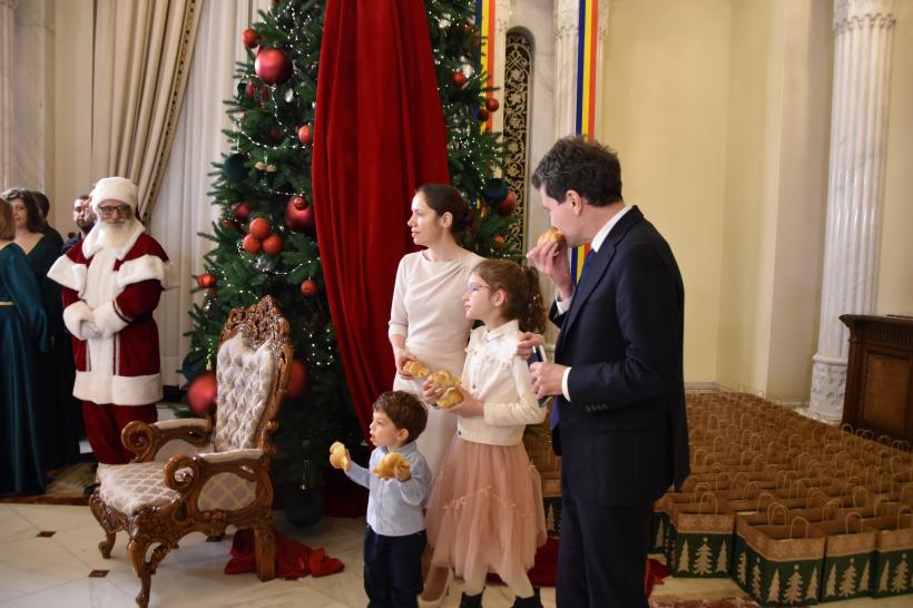 Nicușor Dan și familia au primit colindători la Cotroceni. Imaginile care au emoționat internetul 18987194