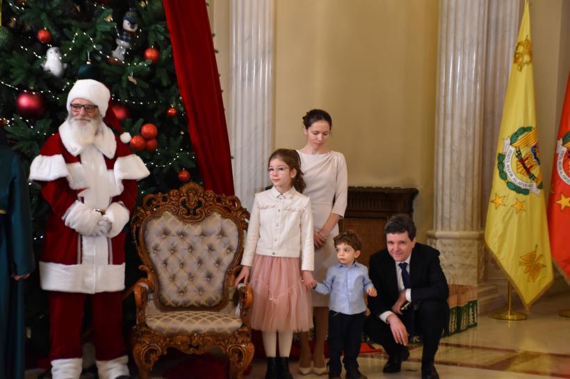 Nicușor Dan și familia au primit colindători la Cotroceni. Imaginile care au emoționat internetul