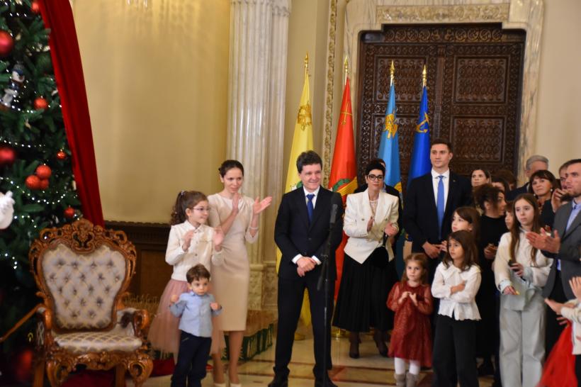 Nicușor Dan și familia au primit colindători la Cotroceni. Imaginile care au emoționat internetul 18987199