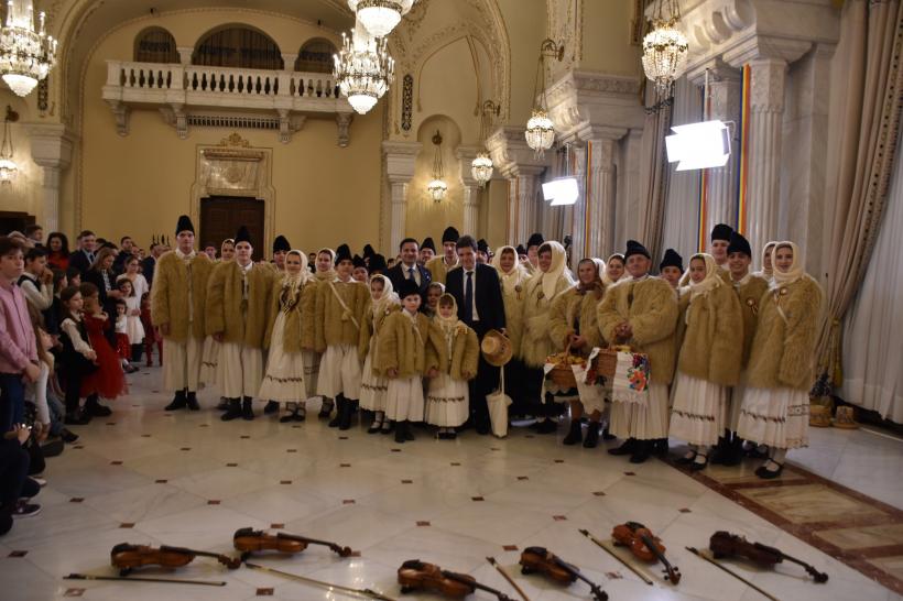 Nicușor Dan și familia au primit colindători la Cotroceni. Imaginile care au emoționat internetul 18987200