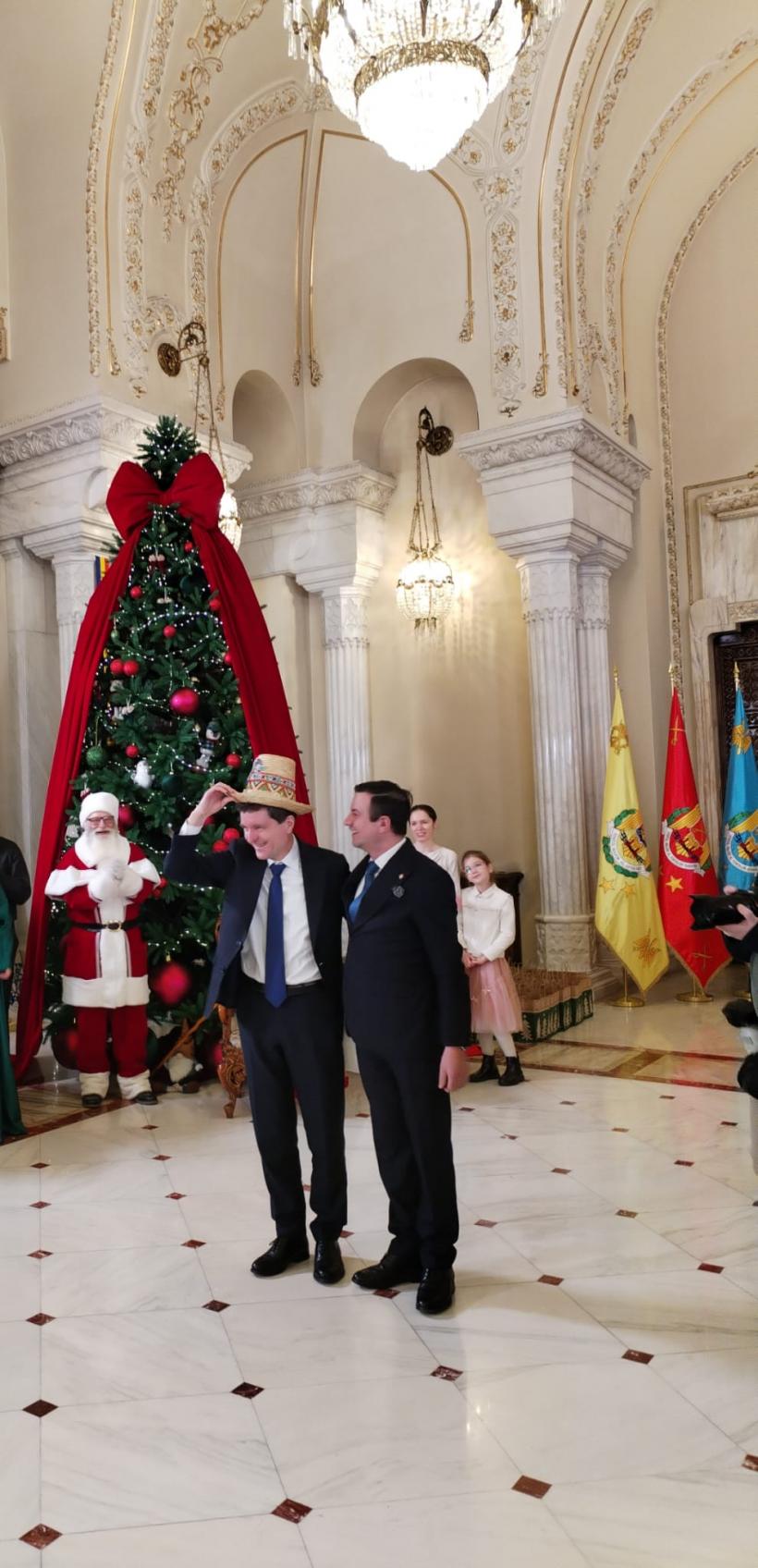 Nicușor Dan și familia au primit colindători la Cotroceni. Imaginile care au emoționat internetul 18987201