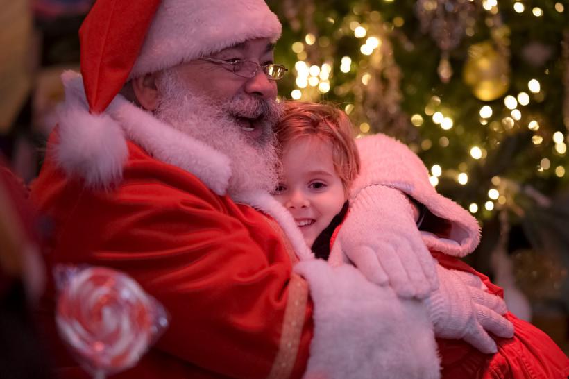 La noapte Moş Crăciun le va aduce daruri copiilor care au fost cuminţi