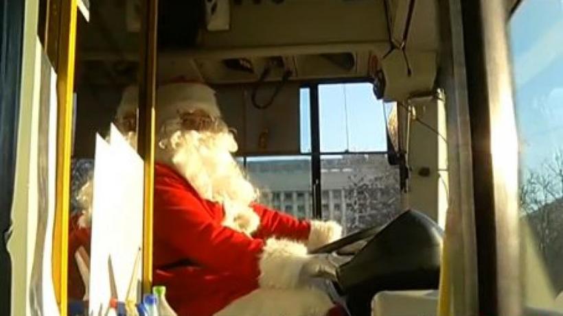 Surpriză pentru bucureșteni: Moș Crăciun conduce autobuzele și tramvaiele din Capitală