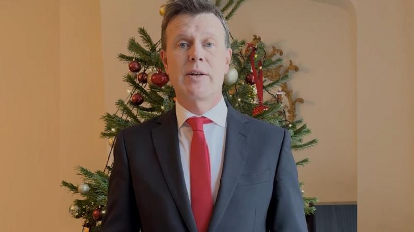 Ambasadorul Marii Britanii îi surprinde pe români cu un colind românesc