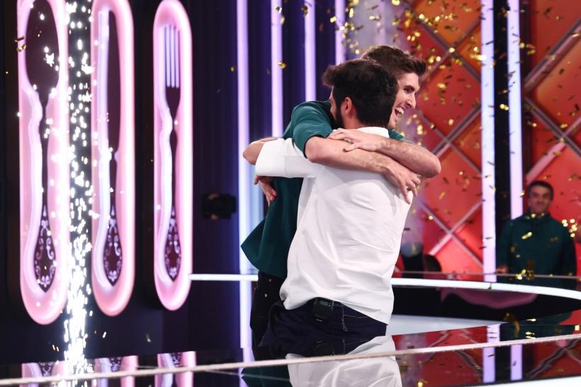 Luca Zvaleni, cuțitul de aur al lui Chef Richard Abou Zaki,  a câștigat sezonul 16 Chefi la cuțite 18987255