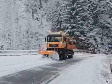 Se circulă pe toate drumurile din România. Unde ninge la această oră