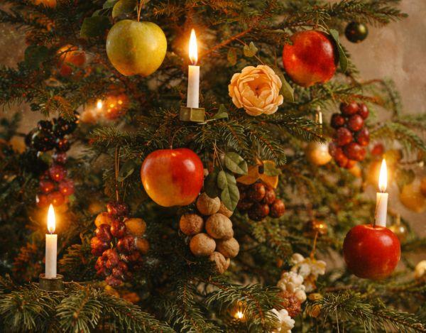 Povestea globurilor de Crăciun: tradiția de sute de ani care a început cu mere și nuci