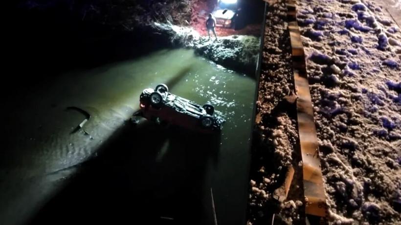 O mașină a rupt parapetul pe un pod din Vâlcea și a ajuns în râu