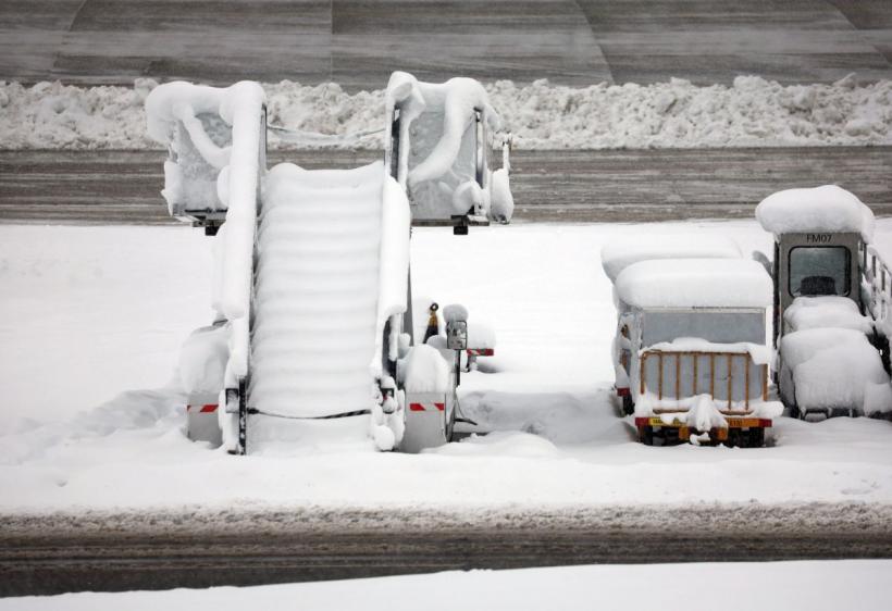 Companiile aeriene anulează peste 1.000 de zboruri din cauza furtunii de zăpadă din SUA