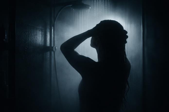 Dușul pe întuneric, noul trend de wellness senzorial care promite somn mai bun