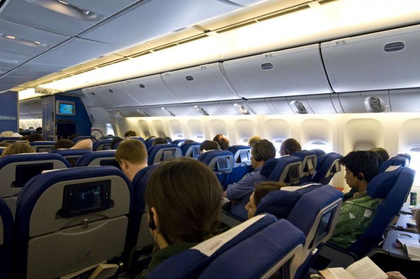 15 alimente de evitat înainte de zbor: ce să NU mănânci în aeroport ca să nu-ți strici călătoria