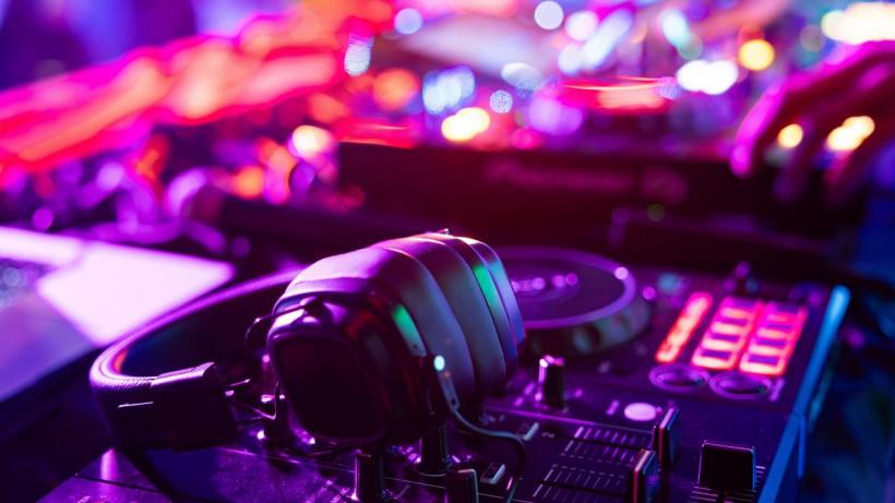 Indie, EDM, pop dance și afro made in Romania: Cine sunt românii din spatele proiectului care a revoluționat industria muzicii