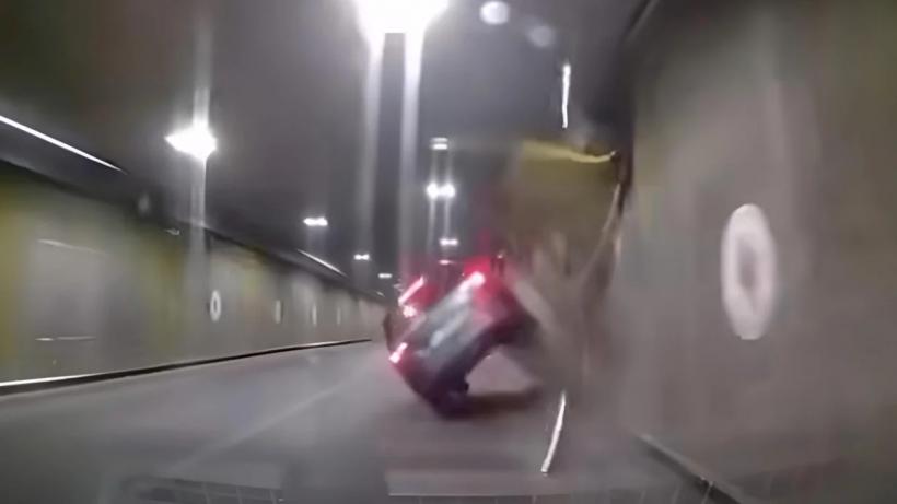 Accident grav în Pasajul Unirii. Mașină răsturnată, după schimbarea benzilor la viteză mare