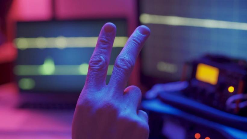 Cum a ajuns un album românesc de muzică dance în playlisturile din întreaga lume. „Sunt piese preluate de radiouri în peste 30 de țări”