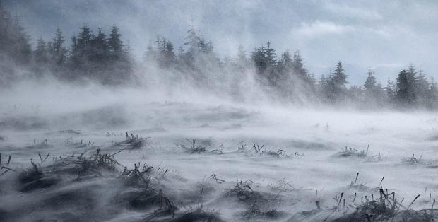 Vânt de până la 120 km/h. Avertizările meteorologilor, prelungite până în noaptea de Revelion