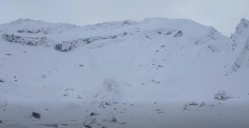 Avalanșă de mari dimensiuni în Munții Făgăraș, declanșată accidental de doi schiori