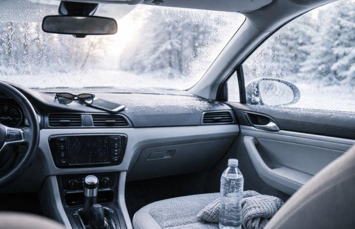 Puțini șoferi știu asta: obiectele care pot exploda în mașină iarna
