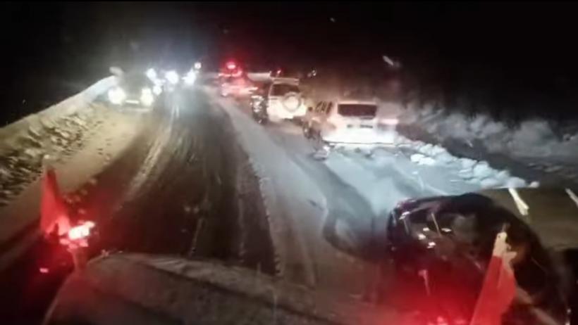 Trafic blocat din cauza ninsorilor pe DN 67C, între Novaci și Rânca