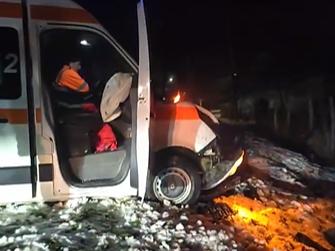 O ambulanță a lovit o mașină, în Caraș-Severin. 3 persoane au ajuns la spital