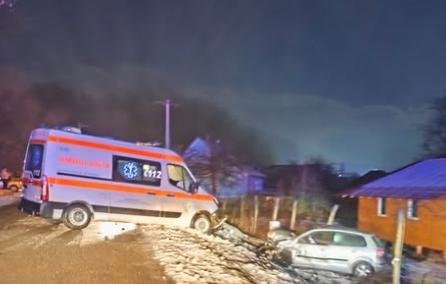 O ambulanță a lovit o mașină, în Caraș-Severin. 3 persoane au ajuns la spital 18988181