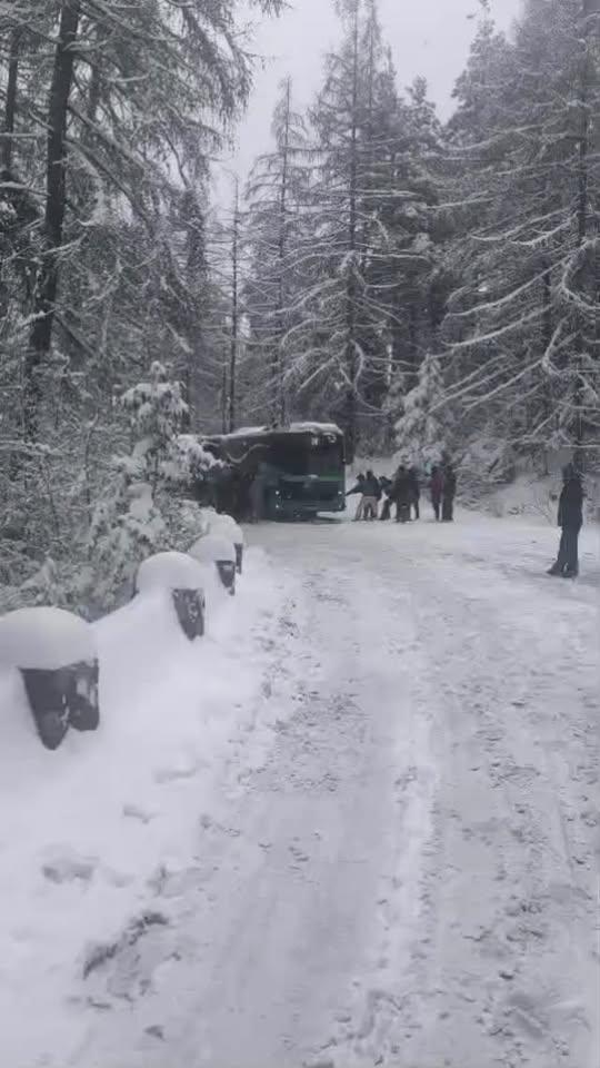 Probleme din cauza zăpezii pe drumul spre Poiana Brașov. Un autobuz a rămas împotmolit