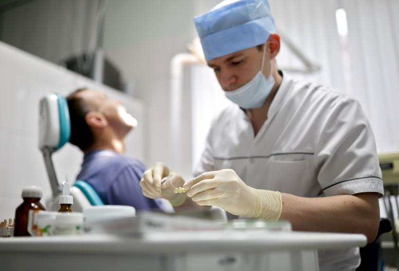 Colegiul Medicilor Stomatologi din România cere Ministerului Sănătății amânarea ordinului AP-STOMA