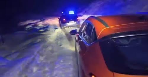 O familie cu doi copii, blocată în mașină din cauza zăpezii