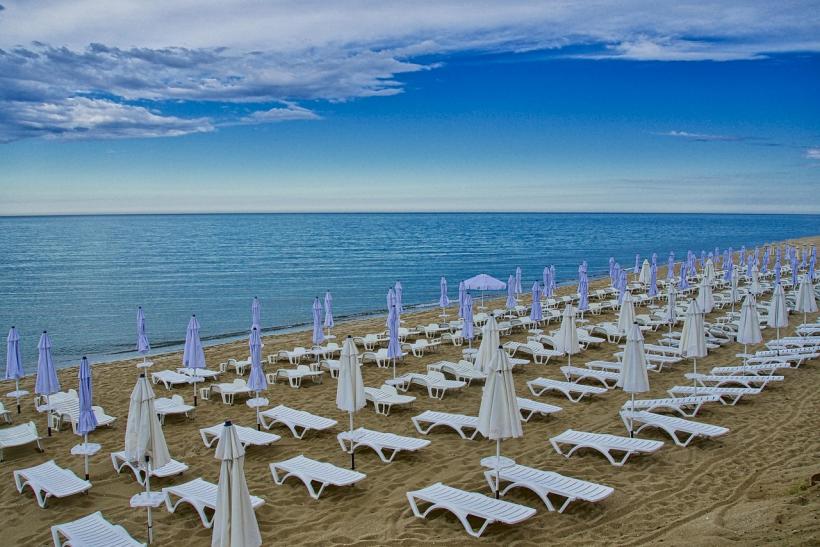 Guvernul trimite turiștii români în străinătate, prin eliminarea voucherelor de vacanță 18988426